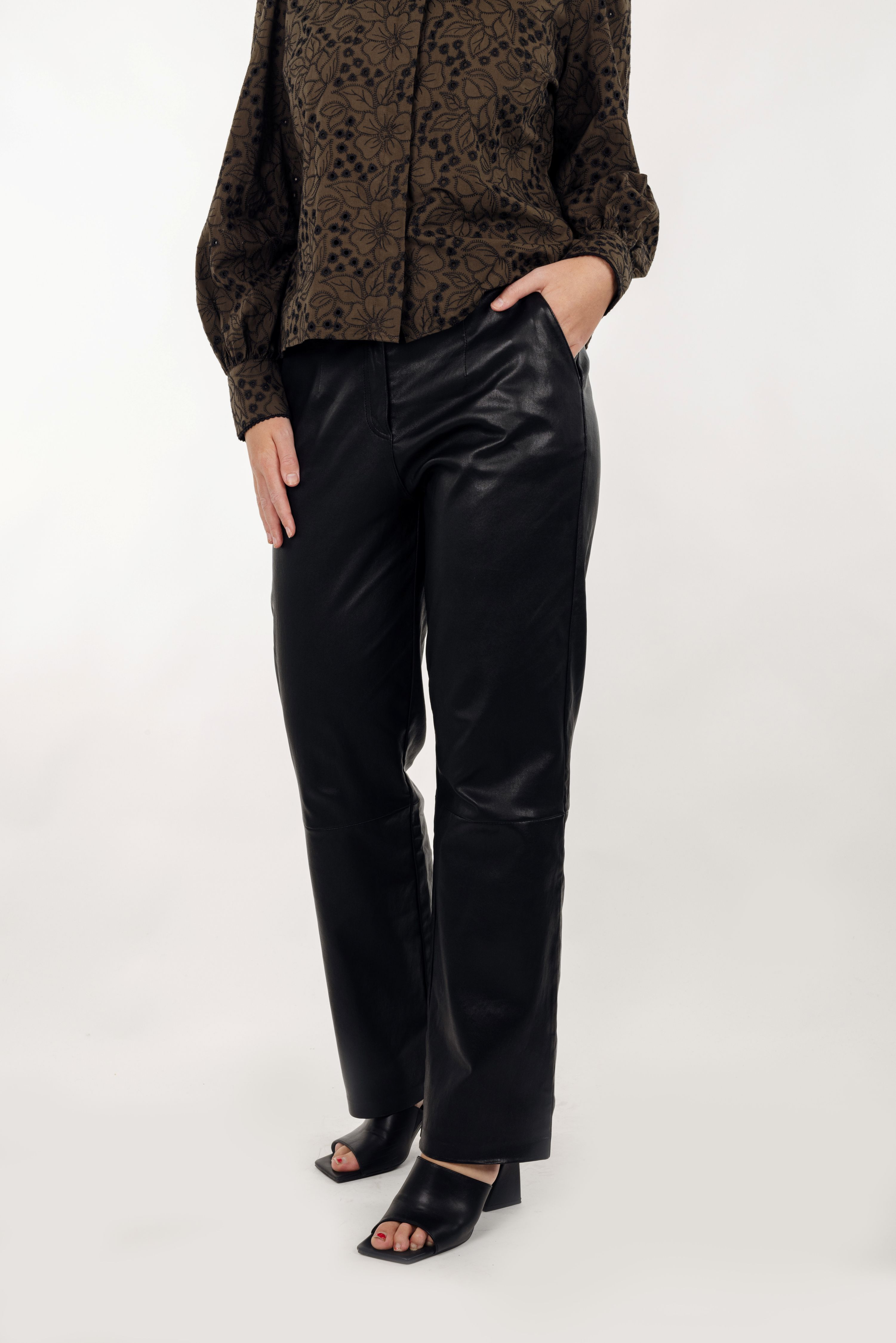 Urban Pioneers Female Madelyn Pants PANTS BLACK